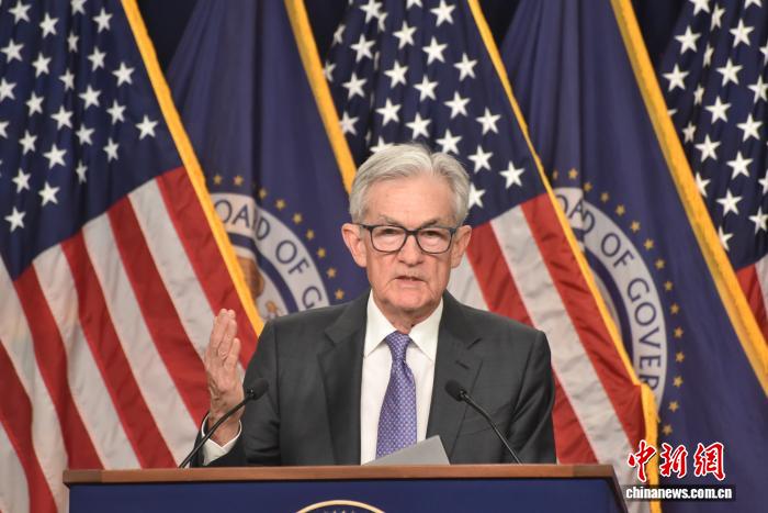 当地时间12月10日，美国联邦储备委员会宣布，将联邦基金利率目标区间下调25个基点到3.5%至3.75%之间的水平。这是美联储今年以来第三次降息。美联储主席鲍威尔在当天记者会上表示，当前的政策利率预计将推动劳动力市场趋于稳定。 a href='/'中新社/a记者 沙晗汀 摄