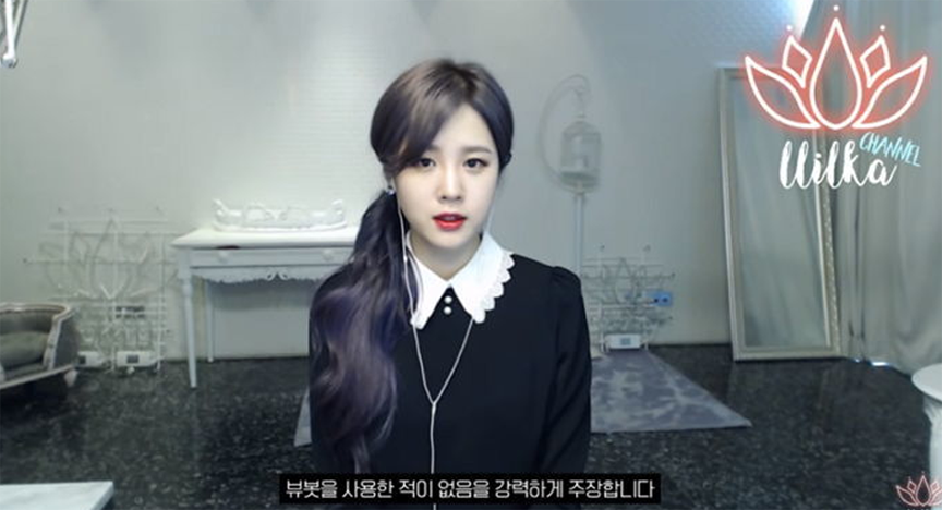 主持人在直播中，以一副正式的裝扮探討直播收入。