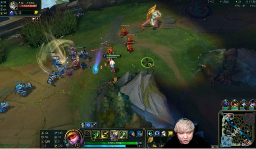 遊戲直播中，主播在玩線上遊戲，展示遊戲界面和角色。