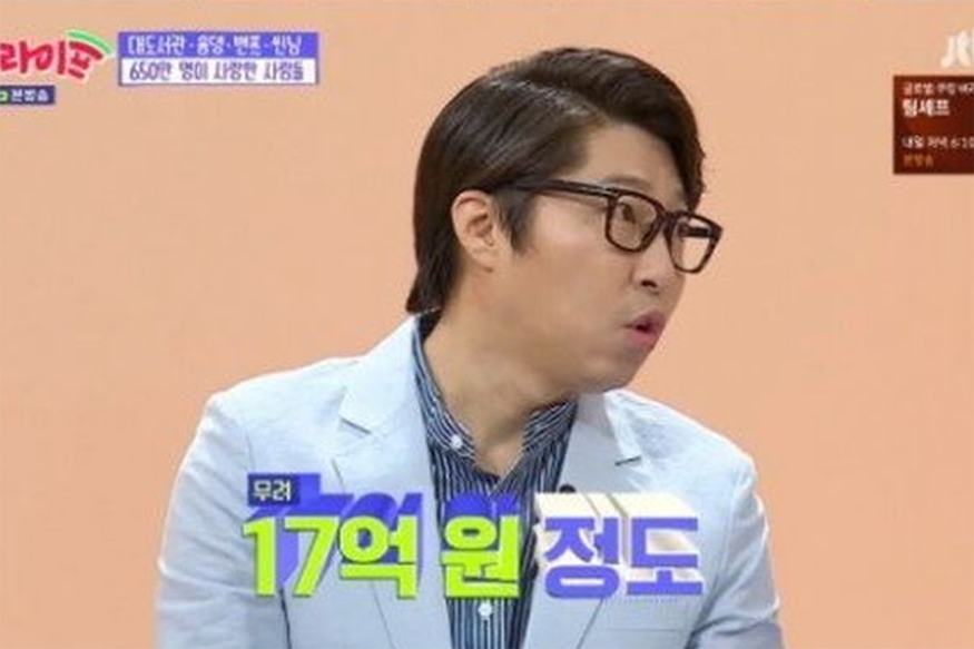 某人在用筆電撰寫網絡直播的內容，一旁有其他電子設備。