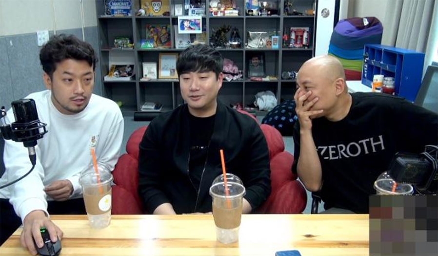 直播主正在進行主題談話，周圍有麥克風和設備。