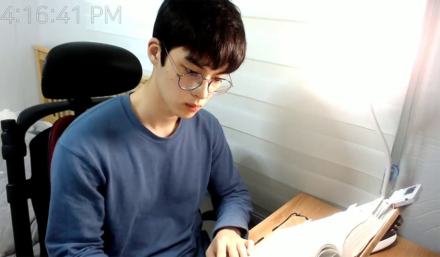 學播主播在讀書直播中展現他的學習環境。