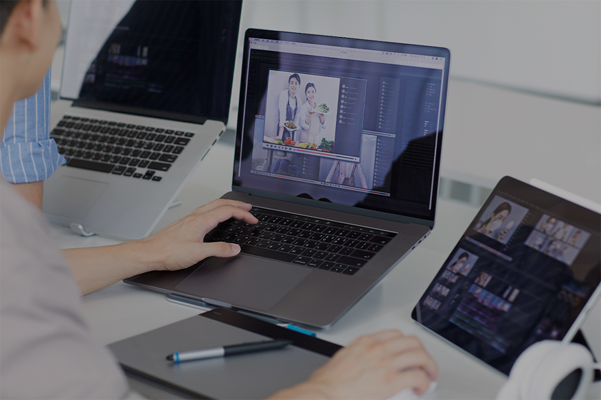 主播在節目中進行訪談或主題分享，背景色彩鮮艷。